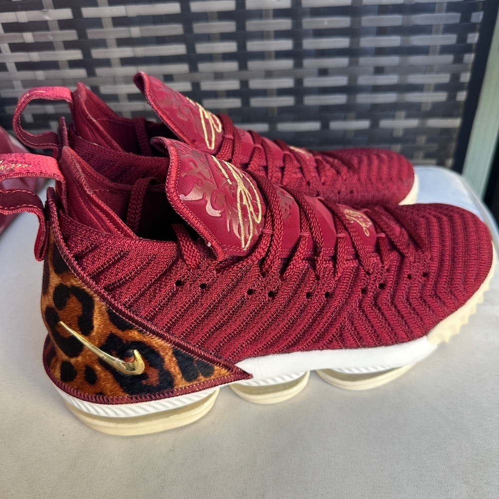 New Le Bron James 16 KING. NEW SIZE 11​